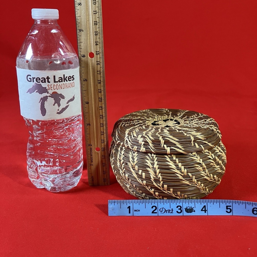 Vintage Handwoven Pine Needle Box with Lid / Handcrafted Coiled Basketry‎ - Picture 2 of 15